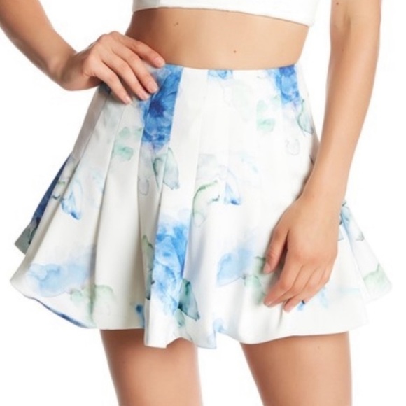 NWOT L’ATISTE Floral TOP ONLY!! - Picture 3 of 3